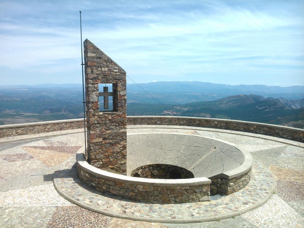 Hospederia Del Santuario De La Pena De Francia Hotell El Cabaco Exteriör bild