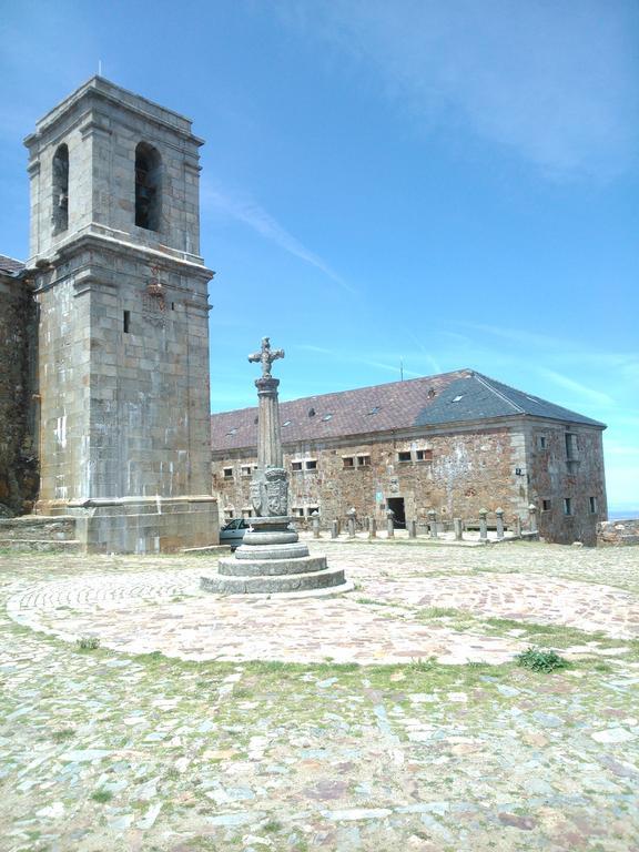 Hospederia Del Santuario De La Pena De Francia Hotell El Cabaco Exteriör bild