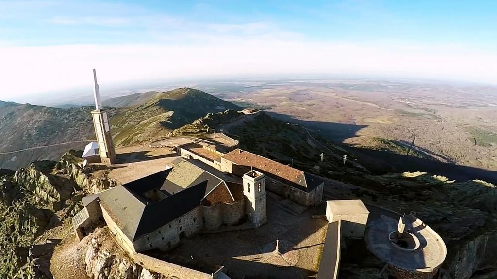 Hospederia Del Santuario De La Pena De Francia Hotell El Cabaco Exteriör bild