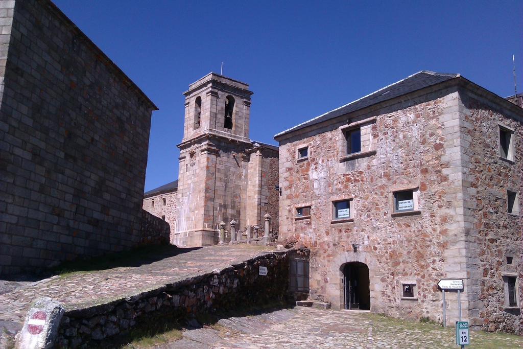 Hospederia Del Santuario De La Pena De Francia Hotell El Cabaco Exteriör bild