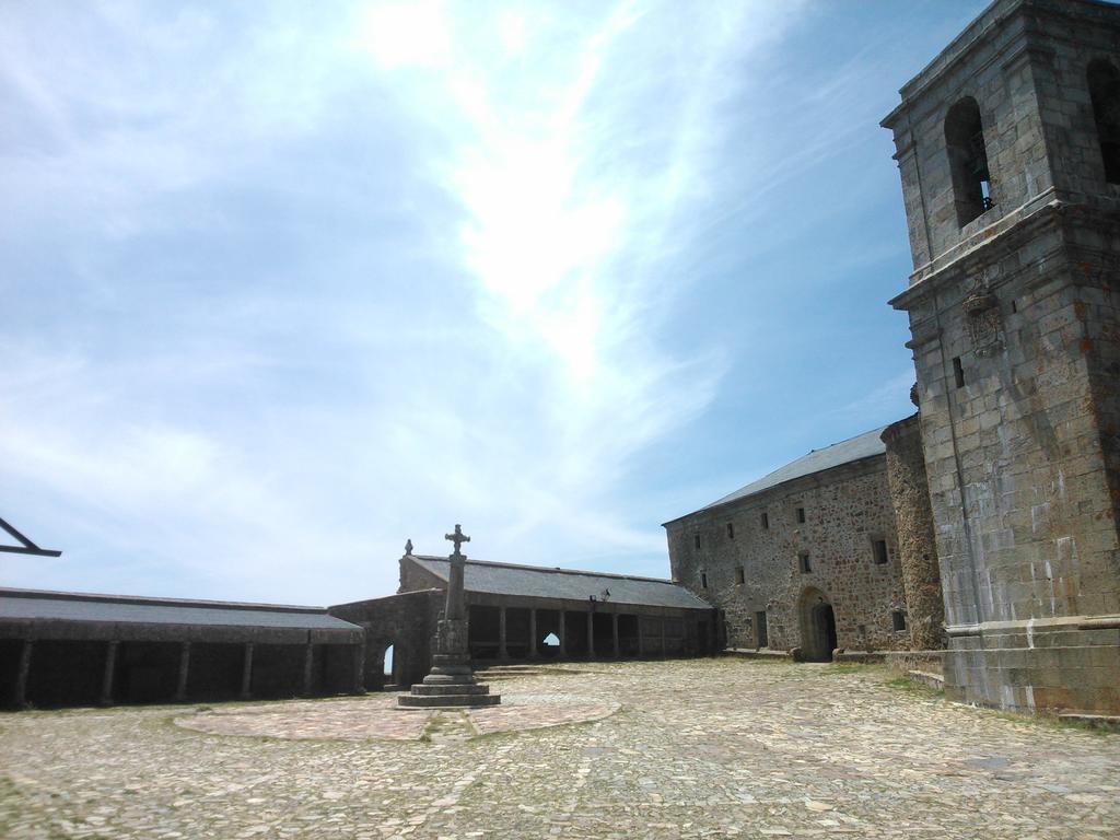 Hospederia Del Santuario De La Pena De Francia Hotell El Cabaco Exteriör bild