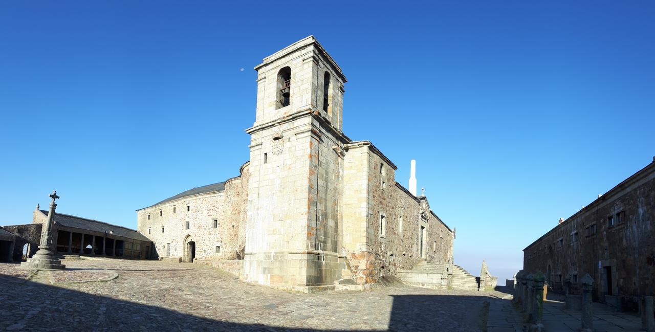 Hospederia Del Santuario De La Pena De Francia Hotell El Cabaco Exteriör bild